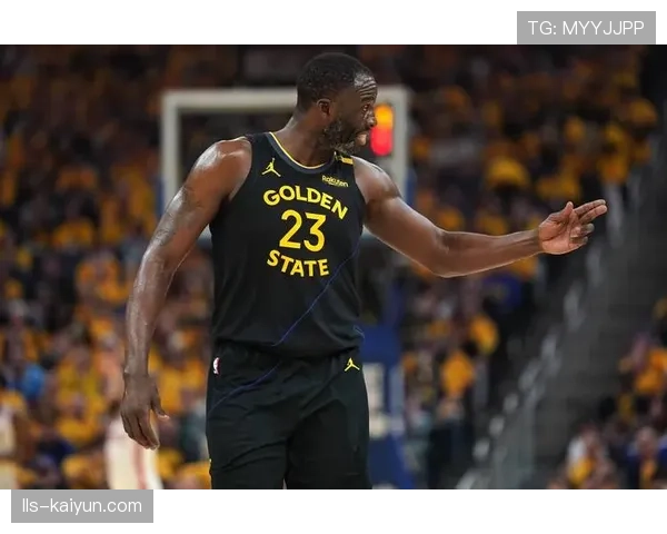 最后一攻战术执行：库里借格林与鲁尼两次无球掩护，接球后撤步三分绝杀