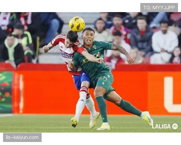特写:格拉纳达小球迷冲入场内拥抱偶像博耶,赛后获俱乐部邀请观赛 特写:格拉纳达小球迷冲入场内拥抱偶像博耶,赛后获俱乐部邀请观赛